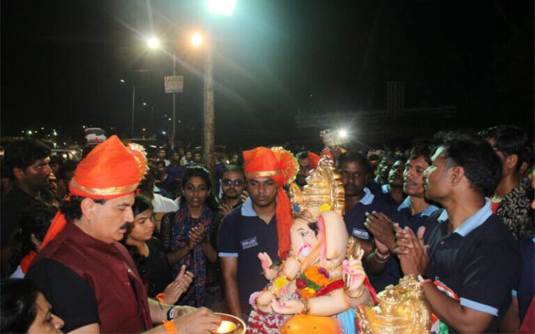 Spiritual Jitendra Joshi offers prayers to Lord Ganesha Idol before immersion